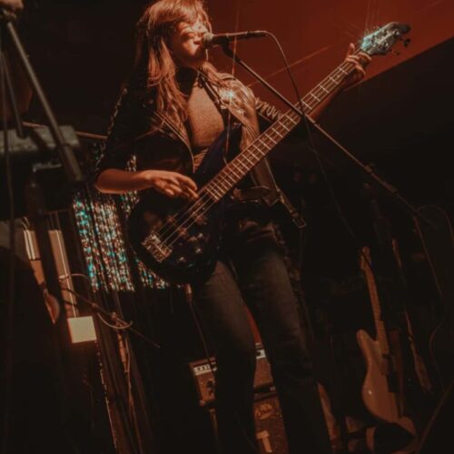 Arantxa-Lobato-canto-guitarra-electrica-piano-perfil
