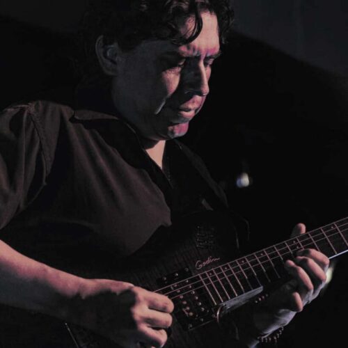 Daniel-Hernandez-guitarra-electrica-acustica-bajo-electrico-perfil