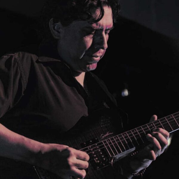 Daniel-Hernandez-guitarra-electrica-acustica-bajo-electrico-perfil