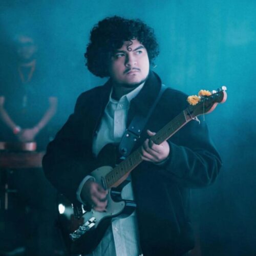 Enrique-Hernandez-guitarra-electrica-perfil-2