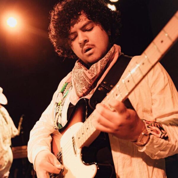 Enrique-Hernandez-guitarra-electrica-perfil