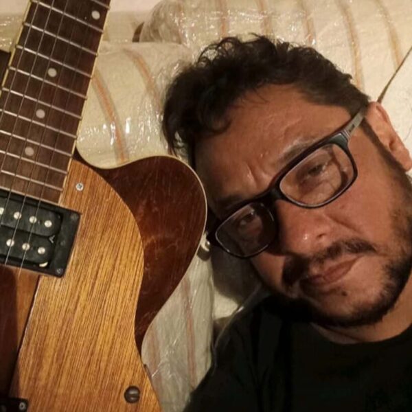 Guillermo-Lopez-MemoBlues-canto-guitarra-electrica-perfil