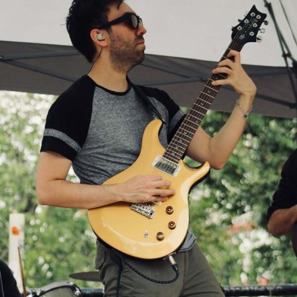 Jorge-Acoltzi-guitarra-electrica-perfil