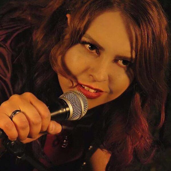 Annie-Carrizales-canto-piano-perfil