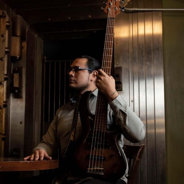 Carlos-Jerzo-guitarra-electrica-bajo-electrico-perfil-2