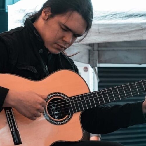 David-Sadalrriaga-guitarra-acustica-bajo-electrico-perfil-2