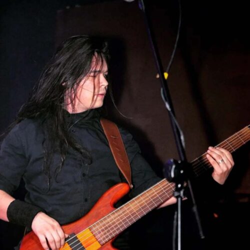 David-Sadalrriaga-guitarra-acustica-bajo-electrico-perfil-3