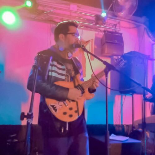 Jaime-Ramirez-Rios-guitarra-electrica-canto-piano-perfil-2