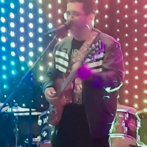 Jaime-Ramirez-Rios-guitarra-electrica-canto-piano-perfil-3