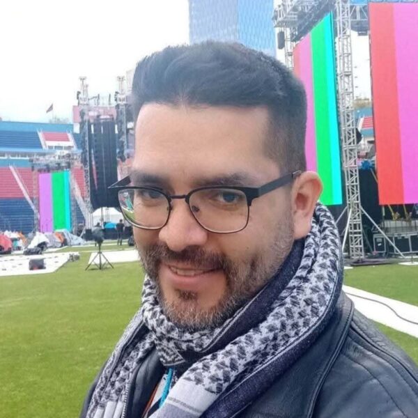 Jaime-Ramirez-Rios-guitarra-electrica-canto-piano-perfil