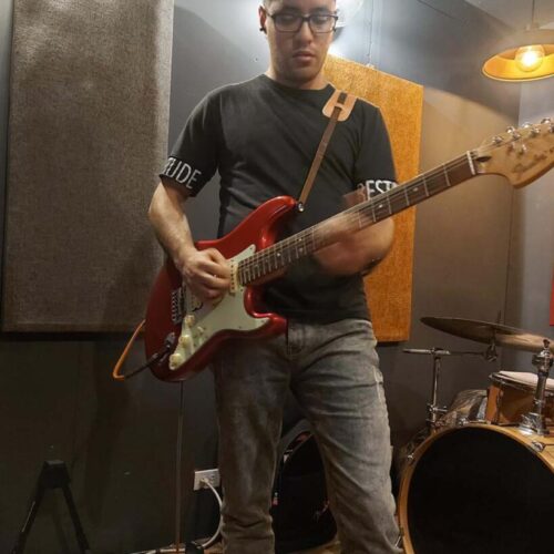 Julio-Mendez-guitarra-electrica-perfil