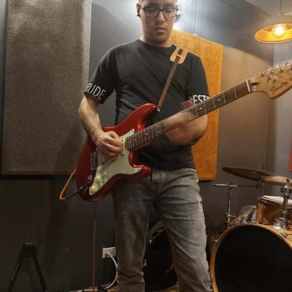 Julio-Mendez-guitarra-electrica-perfil