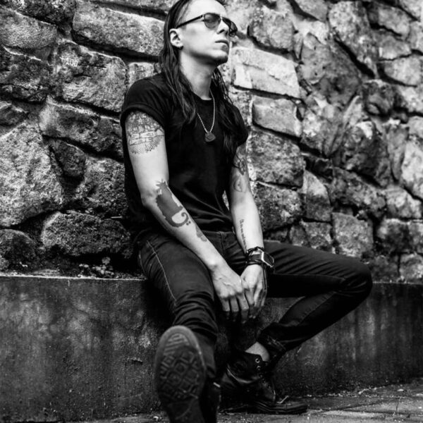 Ricardo-Hernandez -Pichiebass-guitarra-electrica-canto-piano-bajo-electrico-perfil