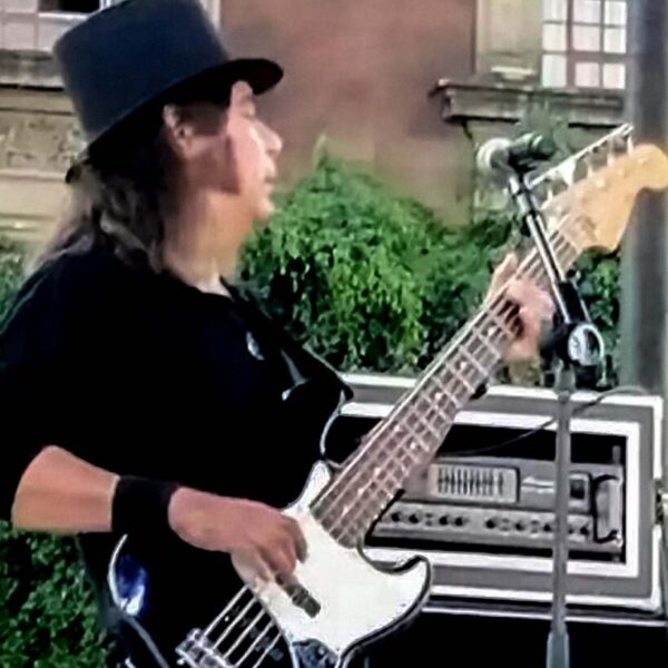 Ricardo-Sanchez-bajo-guitarra-electrica-perfil
