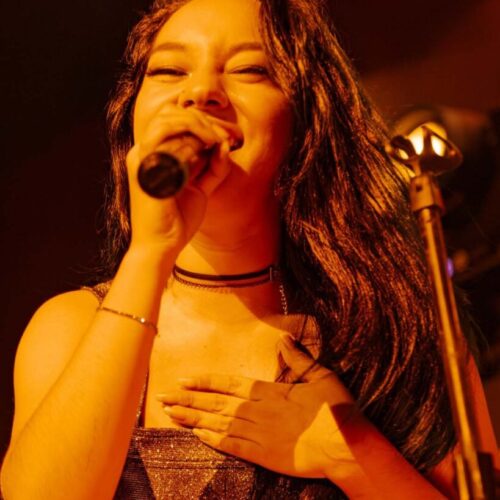 Zaira-Zarinana-canto-piano-perfil