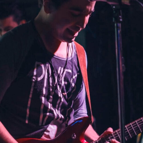 Brian-Mendez-Guitarra-Electrica-Canto-Perfil